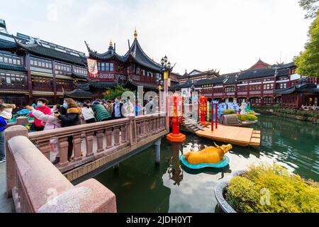 Un turista zig-zag il loro senso attraverso il famoso ponte nove-giring a Yu Yuan durante la festa della lanterna. Foto Stock