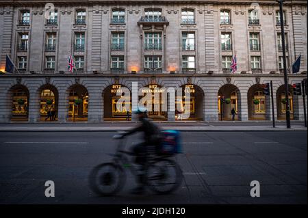 Fuori dal Ritz Hotel a Londra, Regno Unito Foto Stock