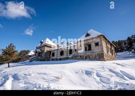 Vista interna del Palazzo di Caterina in rovina e in oppresso a Kars, Turchia. Foto di alta qualità Foto Stock