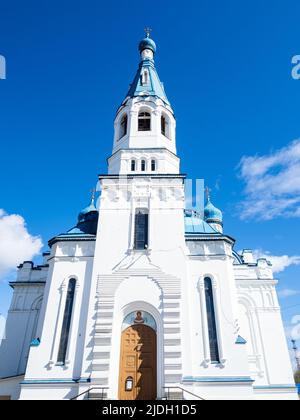 Vista frontale della Cattedrale di intercessione nella città di Gatchina, Russia, nella soleggiata primavera Foto Stock