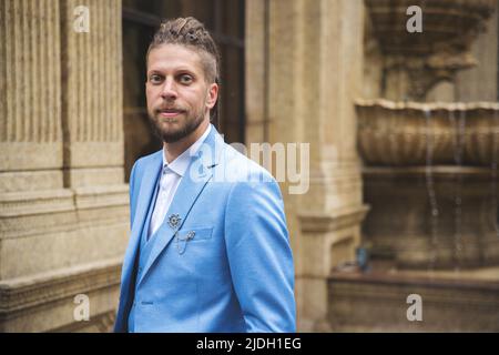 Ritratto di un giovane uomo d'affari caucasico di successo all'aperto. Foto Stock