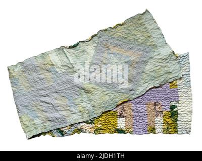 i lati anteriore e posteriore della sciarpa di patchwork cucita da vari tessuti di seta crinkled ritagliati su sfondo bianco Foto Stock