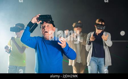 Stupito nonno nel VR club Foto Stock
