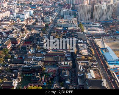 Vista aerea di Yu Yuan (Giardino Yu) al tramonto durante la festa della lanterna dell'anno dell'Ox a Shanghai. Foto Stock