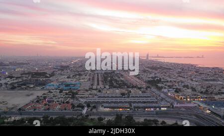 Vista aerea dalla cima di un drone sul canale di Dubai e un ponte all'alba, Emirati Arabi Uniti, Medio Oriente Foto Stock