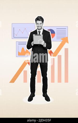 Immagine di collage composito verticale di tipo positivo bianco nero gamma tenere utilizzare tablet crescente verso l'alto grafici freccia Foto Stock