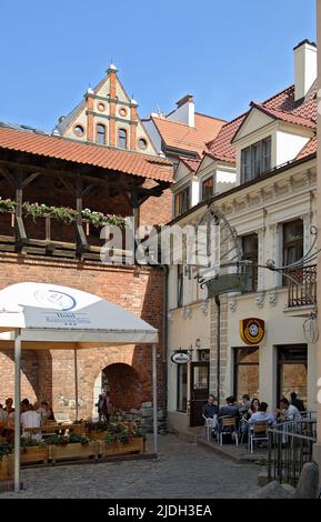 Turisti in una caffetteria nella storica città vecchia di riga, la capitale della Lettonia, Lettonia, riga Foto Stock