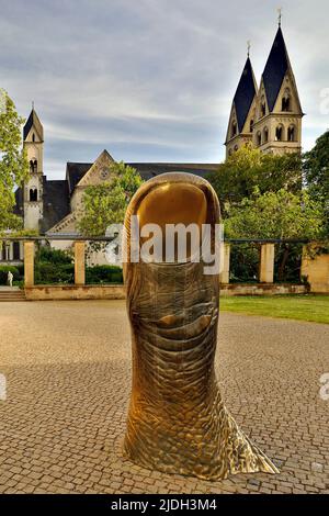 Scultura le Pouce - il pollice di fronte alla Basilica di San Kastor nella Città Vecchia, Germania, Renania-Palatinato, Cobblenza Foto Stock