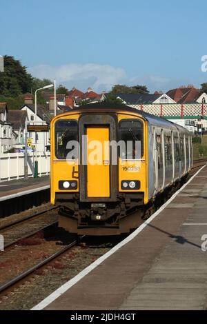 Trasporto per il Galles 2 auto classe 150 Sprinter dmu, unità numero 150 253, nella stazione ferroviaria di Deganwy giovedì 9th giugno 2022. Foto Stock