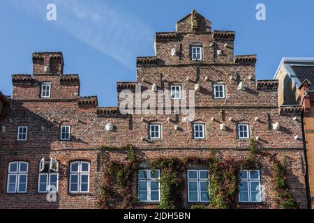 Storica facciata in mattoni rossi con tetto a capanna a Husum, Frisia settentrionale, Schleswig-Holstein, Germania Foto Stock