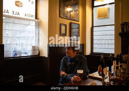 Ian Rankin, autore, all'Oxford Bar, (un bar che si trova in molti dei suoi libri), a Edimburgo, Scozia, 2 marzo 2022. Foto Stock