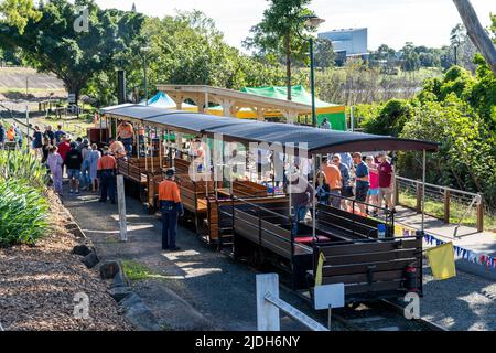 Passeggeri che cavalcano la locomotiva a vapore Mary Ann replica a Maryborough Queensland, Australia Foto Stock