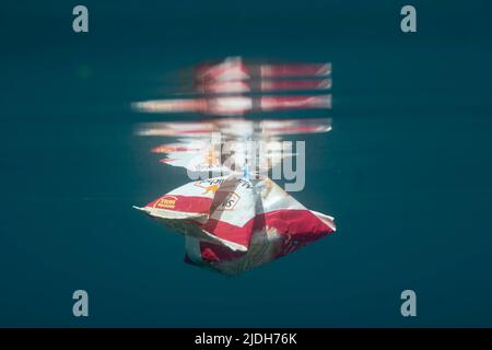 Poluzione plastica nell'oceano Indiano della laguna di Mayotte Foto Stock