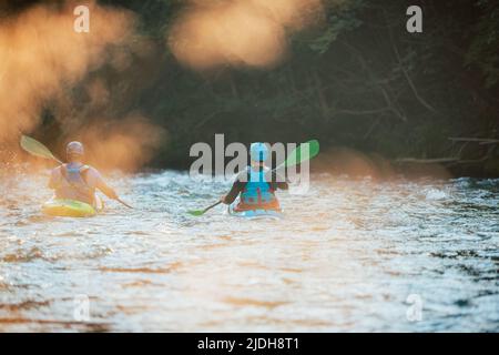 Due kayak sulle acque del fiume. Amanti dell'adrenalina e della natura. Foto Stock