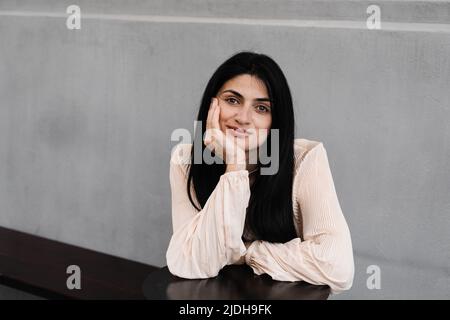 Donna sorridente con vitiligine pigmentazione patch sulle mani copre il suo viso con le mani. Stile di vita con malattie stagionali della pelle Foto Stock