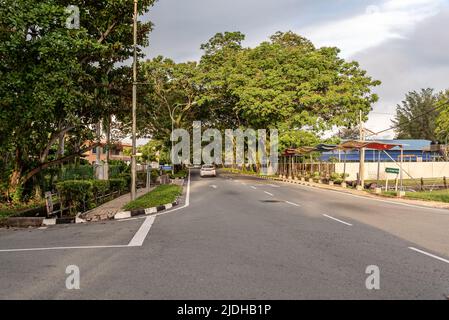 Labuan, Malesia-06 giugno 2021: Vista della strada nel centro della città di Labuan isola, Malesia, Labuan città è la capitale del Territo federale Foto Stock