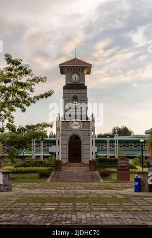 Labuan, Malesia-06 giugno 2021: Vista della strada nel centro della città di Labuan isola, Malesia, Labuan città è la capitale del Territo federale Foto Stock