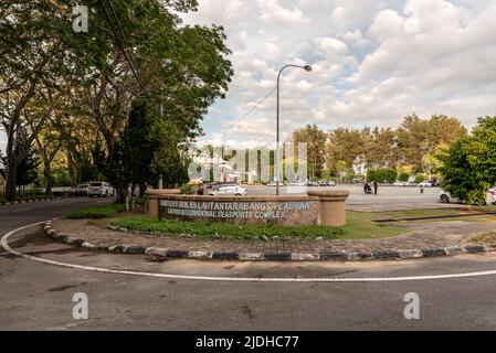 Labuan, Malesia-06 giugno 2021: Vista della strada nel centro della città di Labuan isola, Malesia, Labuan città è la capitale del Territo federale Foto Stock