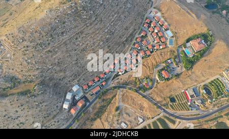 Villaggio di Faraya con quartiere in semi-deserto, Monte Libano, Medio Oriente, case con tetti rossi Foto Stock