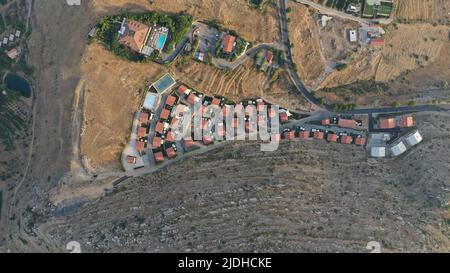 Villaggio di Faraya con quartiere in semi-deserto, Monte Libano, Medio Oriente, case con tetti rossi Foto Stock