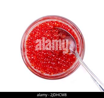Vaso di vetro con caviale rosso e cucchiaio di metallo isolato su sfondo bianco. Vista dall'alto, spazio di copia. Foto Stock