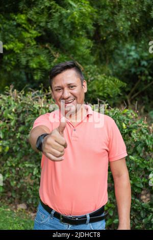 L'uomo d'affari Latino sorride e guarda la fotocamera. Foto Stock