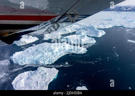 Tour in volo sopra la Groenlandia con iceberg che galleggiano sull'oceano Foto Stock