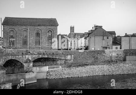 BANDON, CONTEA DI CORK, IRLANDA. MARZO 29, 2022. Architettura della città vecchia, vista sul fiume alla piccola città dal ponte Foto Stock