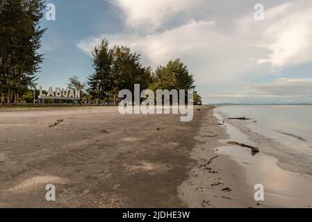 Labuan, Malesia-06 giugno 2021: Vista della strada nel centro della città di Labuan isola, Malesia, Labuan città è la capitale del Territo federale Foto Stock