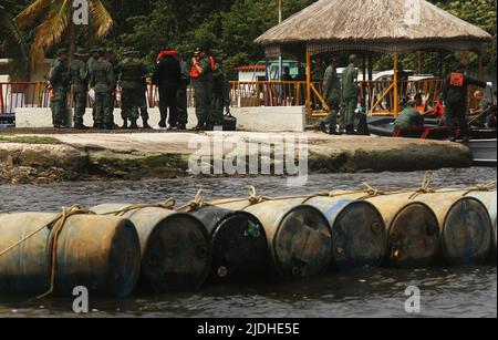 Catatumbo, Venezuela. 20th giugno 2022. Venezuela-Zulia-06/20/2022. Più di duemila litri di benzina per i velivoli JetA-1 sono stati trovati sulle rive del fiume Tarra nello stato di Zulia del Venezuela. Durante un'operazione delle forze armate nazionali bolivarie (FANB), contro i gruppi armati colombiani di narcotraffico chiamati (Tancol). I contenitori con il combustibile sono stati nascosti nel sottobosco sulle rive del fiume Zulia, in una zona vicina ad una pista clandestina anche disabilitata dai militari venezuelani. (Foto di Humberto Matheus/Sipa USA) Credit: Sipa USA/Alamy Live News Foto Stock