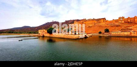 A View of Historical Amer Fort o Amber Fort a Jaipur, Rajasthan, India, il 18 giugno 2022. L'Amer Palace è situato su un promontorio boscoso collina che si estende nel lago Maota vicino alla città di Amer. Il Forte Amber fu originariamente costruito da Raja Man Singh. Jai Singh l'ho ampliato. Miglioramenti ed aggiunte sono stati fatti i righelli successivi durante i 150 anni successivi, fino a che il Kachwahas ha spostato la loro capitale a Jaipur durante il tempo di Sawai Jai Singh II, in 1727. Foto di ABACAPRESS.COM Foto Stock