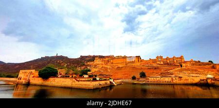 A View of Historical Amer Fort o Amber Fort a Jaipur, Rajasthan, India, il 18 giugno 2022. L'Amer Palace è situato su un promontorio boscoso collina che si estende nel lago Maota vicino alla città di Amer. Il Forte Amber fu originariamente costruito da Raja Man Singh. Jai Singh l'ho ampliato. Miglioramenti ed aggiunte sono stati fatti i righelli successivi durante i 150 anni successivi, fino a che il Kachwahas ha spostato la loro capitale a Jaipur durante il tempo di Sawai Jai Singh II, in 1727. Foto di ABACAPRESS.COM Foto Stock