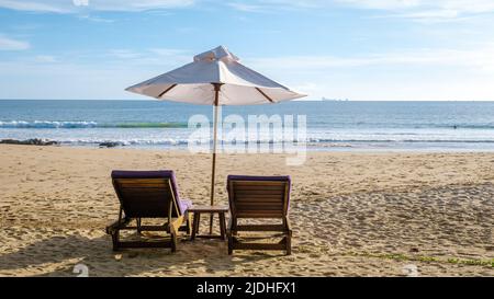 Sedie da spiaggia sulla spiaggia di Koh Lanta, sedie da spiaggia con ombrellone presso una piscina in Thailandia Foto Stock