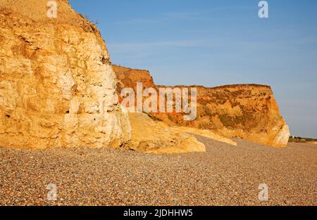 Uno studio di scogliere rivelando la falesia e il materiale trasportato glacialmente sulla costa nord del Norfolk a Weybourne, Norfolk, Inghilterra, Regno Unito. Foto Stock