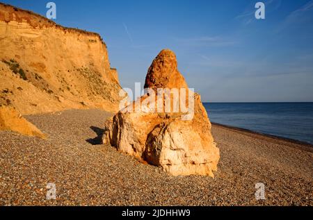 Uno studio di scogliere rivelando la falesia e il materiale trasportato glacialmente con irregolare sulla costa nord del Norfolk a Weybourne, Norfolk, Inghilterra, Regno Unito. Foto Stock