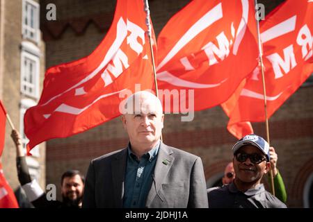 Il segretario generale della RMT, Mick Lynch, su una linea di picket fuori dalla stazione di St Pancras a Londra come membri del Rail, Maritime and Transport Union iniziano il loro sciopero a livello nazionale insieme ai lavoratori della London Underground in un'amara disputa su retribuzione, posti di lavoro e condizioni. Data foto: Martedì 21 giugno 2022. Foto Stock