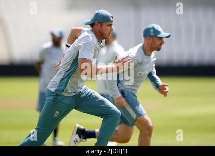 Stuart Broad e Jack Leach in Inghilterra durante una sessione di reti allo stadio Emerald Headingley di Leeds. Data foto: Martedì 21 giugno 2022. Foto Stock