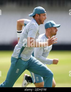 Stuart Broad e Jack Leach in Inghilterra durante una sessione di reti allo stadio Emerald Headingley di Leeds. Data foto: Martedì 21 giugno 2022. Foto Stock