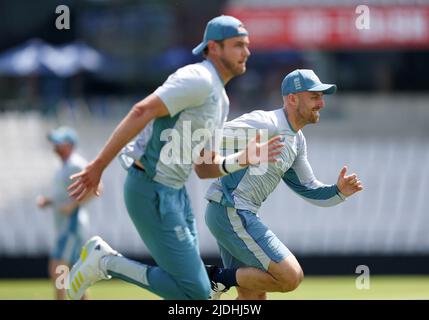 Stuart Broad e Jack Leach in Inghilterra durante una sessione di reti allo stadio Emerald Headingley di Leeds. Data foto: Martedì 21 giugno 2022. Foto Stock