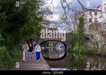 LONDRA, INGHILTERRA - 13th APRILE 2022: Persone che camminano lungo il canale del Regent a Londra in primavera Foto Stock