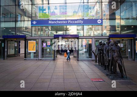 Manchester, Regno Unito. 21st giugno 2022. Un solo pendolari esiste Piccadilly stazione ferroviaria. Il più grande sciopero ferroviario in oltre 30 anni è andato avanti dopo il fallimento dei colloqui dell'ultimo minuto. RMT afferma di non avere altra scelta se non quella di sciopero a causa dei tagli proposti a posti di lavoro, retribuzioni e pensioni. Credit: SOPA Images Limited/Alamy Live News Foto Stock