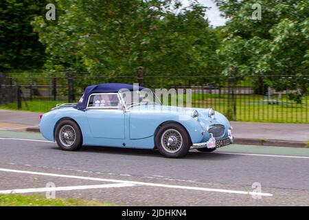 Anni '1960 60 '60 'Frogeye' Austin Healey Sprite 2600cc benzina cabrio; automobili presentate durante il 58° anno del Manchester to Blackpool Touring Assembly per auto veterane, vintage, Classic e care. Foto Stock