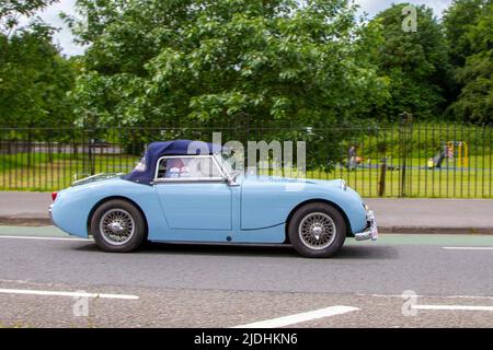 Anni '1960 60 '60 'Frogeye' Austin Healey Sprite 2600cc benzina cabrio; automobili presentate durante il 58° anno del Manchester to Blackpool Touring Assembly per auto veterane, vintage, Classic e care. Foto Stock