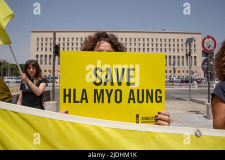 Roma, Italia. 21st giugno 2022. Amnesty attivisti internazionali di fronte al Ministero degli Esteri di Roma protestano contro quattro condanne a morte annunciate dalle autorità militari del Myanmar. (Foto di Matteo Nardone/Pacific Press) Credit: Pacific Press Media Production Corp./Alamy Live News Foto Stock