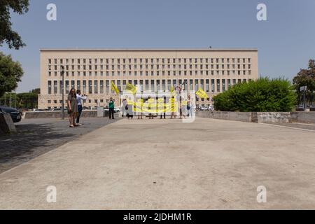 Roma, Italia. 21st giugno 2022. Amnesty attivisti internazionali di fronte al Ministero degli Esteri di Roma protestano contro quattro condanne a morte annunciate dalle autorità militari del Myanmar. (Foto di Matteo Nardone/Pacific Press) Credit: Pacific Press Media Production Corp./Alamy Live News Foto Stock