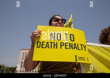 Roma, Italia. 21st giugno 2022. Amnesty attivisti internazionali di fronte al Ministero degli Esteri di Roma protestano contro quattro condanne a morte annunciate dalle autorità militari del Myanmar. (Foto di Matteo Nardone/Pacific Press) Credit: Pacific Press Media Production Corp./Alamy Live News Foto Stock