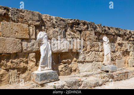 Le rovine dell'antica Salamis nel nord di Cipro, con un cielo blu Foto Stock