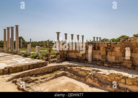 Le rovine dell'antica Salamis nel nord di Cipro, con un cielo blu Foto Stock