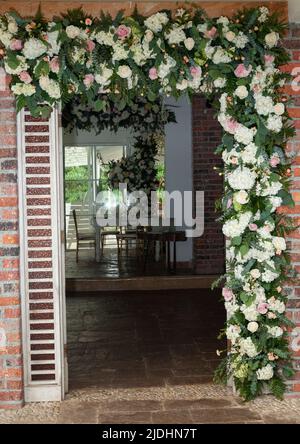 Telaio porta decorato con Flowers ingresso alla reception Foto Stock