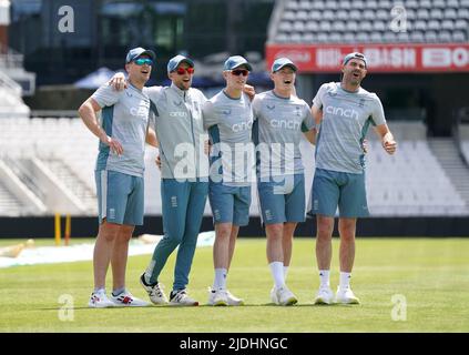 Alex Lees, Joe Root, Harry Brook, Matthew Potts e James Anderson (sinistra-destra) reagiscono durante una sessione di reti allo stadio Emerald Headingley di Leeds. Data foto: Martedì 21 giugno 2022. Foto Stock